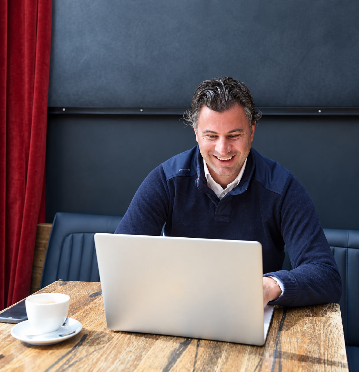 Marco de Wit werkt aan zijn laptop aan tafel